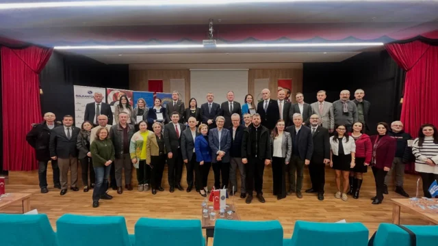 Bursa UNESCO Derneğinin BALGÖÇ, RUMELİSİAD, BALKANTÜRKSİAD ve Osmangazi Belediyei Başkanlığı ( @osmangazibld )ile gerçekleştirilen BALKAN GÖÇLERI ve GÖÇMENLERIN KÜLTÜREL MIRASI Panelimiz başarı ile tamamlanmıştır. 
Bursa UNESCO Dernegi Baskani ilker ÖZASLAN
Moderatörlüğünde gerçekleştirilen panele Prof. Dr. Özlem Dogus VARLI (Uludag Üniversitesi Devlet Konservatuar Ögretim Üyesi), Doç. Dr. Neval Konuk HALAÇOGLU
(Marmara Üniversitesi Sosyal Bilimler MYO. Ögretim Üyesi), Doç. Dr. Aysegül inginar KEMALOGLU
(Marmara Üniversitesi Atatürk Egitim Fakültesi Ögretim Üyesi), Dr. Berrin SARITUNÇ (Sakarya Uygulamali Bilimler Üniversitesi MYO Ogretim Uyesi) katılmışlardır.
Uludağ Üniversitesi Devlet Konservatuari Ögretim Üyesi  Prof. Dr. Ersen VARLI’ ya desteklerinden dolayı teşekkür ederiz.