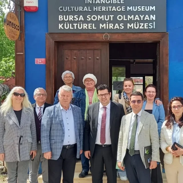 30 Nisan 2025 günü müzemizi Kültür ve Turizm Bakanlığı Yaşayan Miras ve Kültürel Etkinlikler Genel Müdür Yardımcısı Dr.Serkan Emir ERKMEN ,
Yaşayan Miras ın Korunması Daire Başkanı Uğur  KILIÇ ve diğer yetkililer ziyaret ettiler. 28 Haziran/ 6 Temmuz tarihlerinde Kültür Yolu Festivali Bursa ayağına dahil olan Bursa SOKÜM Müzesini inceleyen yetkililer atölyeleri ve zengin sanatçı kadrosunu çok beğendiler.Bakanlık yetkilileri Karagöz hayali oyunu, masal anlatımı, sohbet odası, ahşap oyuncak, ipek dokuma, çini, ebru , kozadan takı, çarpana, hasır sepet, boncuk işleme, iğne oyası ve keçe sanatı atölyelerindeki sanat etkinliklerini incelediler.Müze bahçesinde zanaatkarlar ile kahve içip sohbet eden Bakanlık yetkilileri müzeyi bugüne kadar ziyaret edememelerinden duydukları üzüntüyü dile getirdiler ve umduklarından öte donanımlı bir Soküm müzesiyle karşılaştıklarını ve memnun kaldıklarını ifade ettiler.